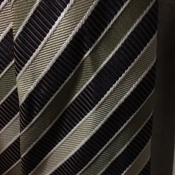 Long sleeve green colored shirt with tie - Picture 2 of 4